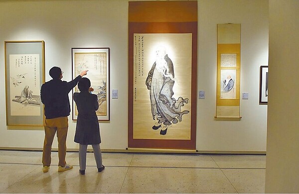 國立歷史博物館開館特展《筆墨豐碑》多為名家之作，近日加裝壓克力框確保作品安全。圖／史博館提供