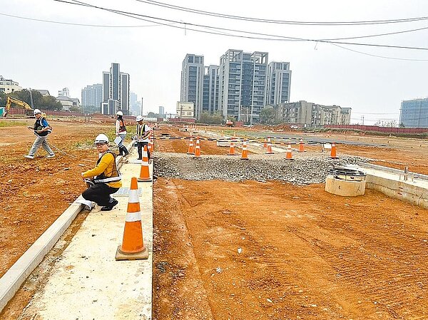 桃園航空城長者徵收戶陸續收到公文,稱失去老農津貼、老年年金請領資格。圖為安置街廓工程施工中。圖/市議員徐其萬提供