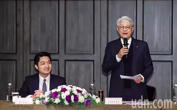 工商協進會下午於君品酒店舉行理監事會,理事長吳東亮(右)稱讚台北市長蔣萬安(左)施政令人滿意。圖/記者曾原信攝影