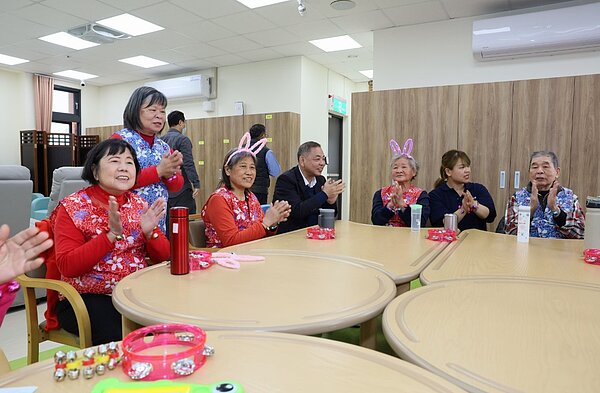 新竹縣政府積極提升老人多元福利,衛生局協助湖口鄉委外建置湖口日間照顧中心今(7)日揭牌啟用。圖/新竹縣政府提供
