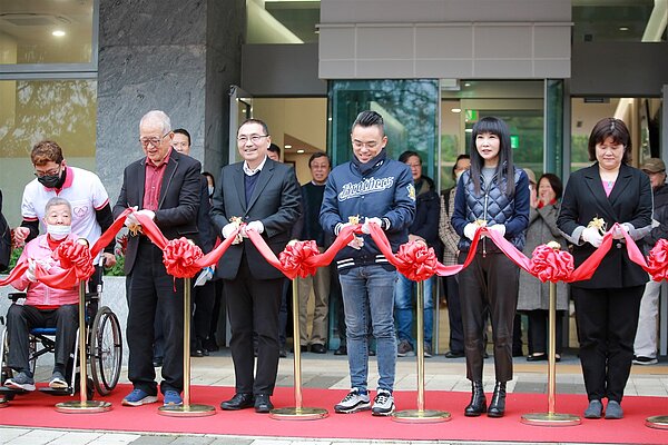 新北市長侯友宜（左3）、王建煊創辦人（左2）及出席貴賓共同剪綵。圖／新北經發局提供