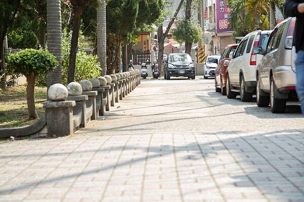 新竹市西門國小北大路校門口左右兩側，地坪及南側門地坪因年久失修，產生嚴重龜裂、磨損、破碎、凹陷與易積水等問題急需改善。圖／新竹市政府提供