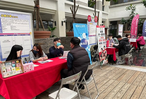 廠商與求職民眾面談情形。圖/台中市政府提供