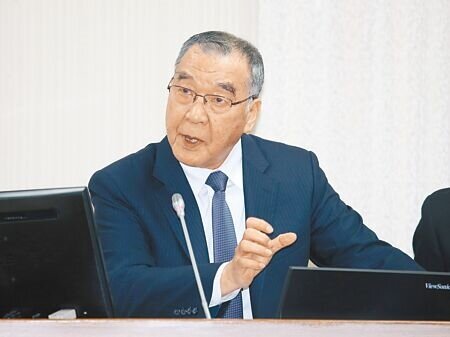 國防部長邱國正7日在立法院表示,兩岸狀況很嚴峻,每天提心吊膽,睡得不好。(姚志平攝)