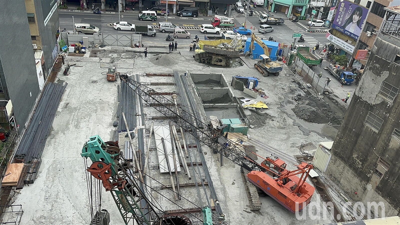 皇龍建設台南市五妃街與西門路一段路口發生新建工地施工處路面塌陷，引發各界關注，周邊居民同樣感到擔憂。記者李文德／攝影 