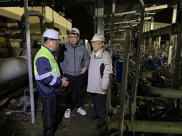產業局長陳俊安(中)赴安康整壓站管線工程現場,與欣湖董事長確認現場狀況。圖/台北市產業局提供