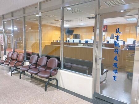 淡水知名的緣道觀音廟創辦人李善單(李政賢),因欠賭債,遭北院判應給付港幣5984萬元及違約金。因還不出錢,名下位於民生社區的佛寺3月12日將法拍。(賴佩璇攝)