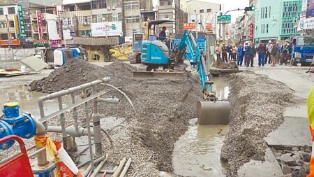 現場7日仍持續施工，吸引許多民眾圍觀，成了打卡景點。（寶智華攝）