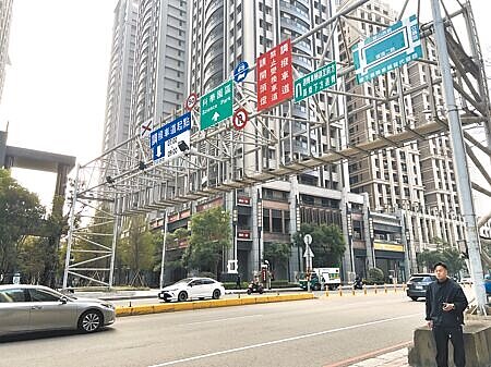 新竹市政府表示,日前審議委員會通過「關埔空橋都市景觀準則」,未來空橋將以橋體形式輕量化不落柱為原則,若需落柱則以「下窄上寬」型式為主。(王惠慧攝)