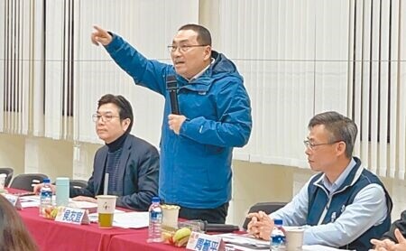 新北市長侯友宜（中）7日帶領新北市副市長劉和然（左）、土城區長周晉平（右），與在市府同仁及在地里長、議員，舉辦土城行動治理座談會。（劉瑋晴攝）