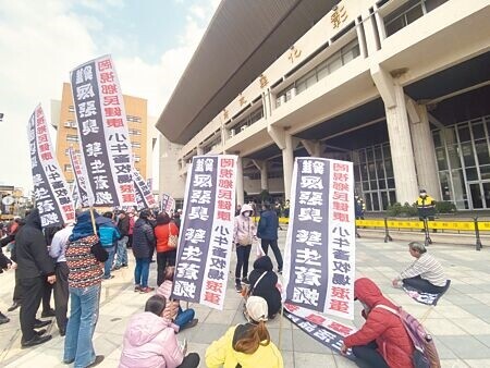 彰化縣芳苑鄉漢寶村300多位民眾7日到彰化縣政府前拉布條抗議，並遊行到彰化縣議會，表達反對養雞場動工的立場。（孫英哲攝）