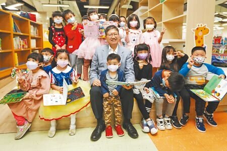 新竹縣新訂公立幼兒園延長照顧服務要點,1人即開班,縣長楊文科說,家長就能安心工作,下班再來接小朋友回家。(羅浚濱攝)
