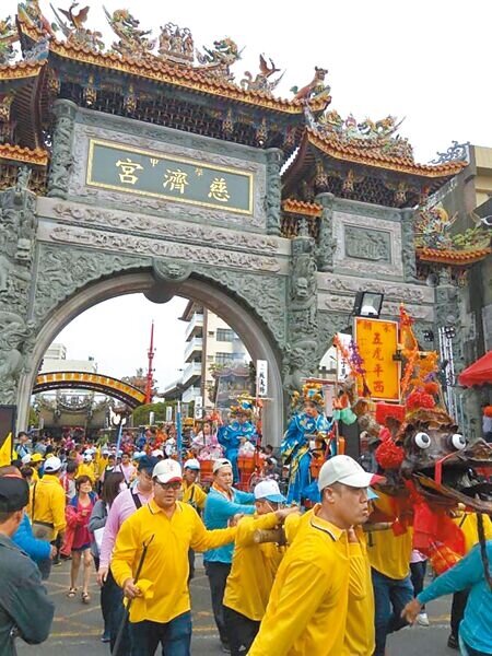 4年1科的「學甲香」今年逢香科年,4月17日起連3天大遶境,怎料剛好與國中小考試周撞期,導致包含蜈蚣陣等多團藝閣嚴重缺神童。(本報資料照片)