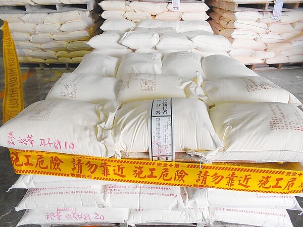 2013年爆發毒澱粉事件,對台灣社會帶來重大衝擊。圖為毒澱粉製造廠商「茂利澱粉」,因積欠營業稅罰款,遭行政執行署封廠區設備及資產。圖/台南分署提供