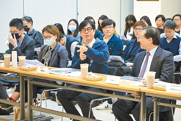 高雄市長陳其邁(右二)6日出席「亞灣2.0智慧科技創新園區推動方案」指導委員會,與中央相關部會機關一同檢視、討論亞灣2.0方案的推動工作。圖/高市府經發局提供