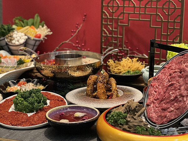 築間插旗西門町。(築間提供)