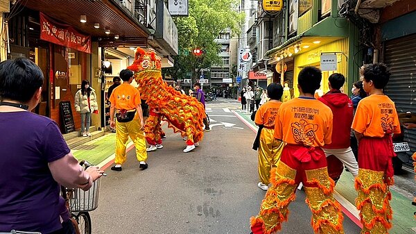 永慶房屋協助台北市大安區永康里里辦公處舉辦元宵節活動,吸引許多民眾參加,一起度過元宵佳節。圖/永慶房屋提供