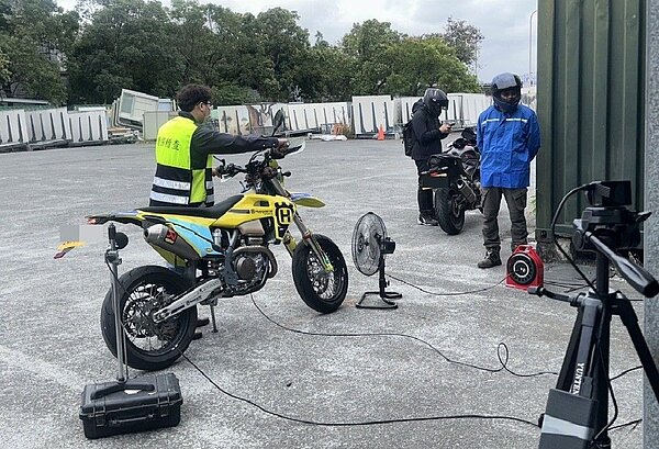 機車改管未認證114年起開罰。圖／北市府提供