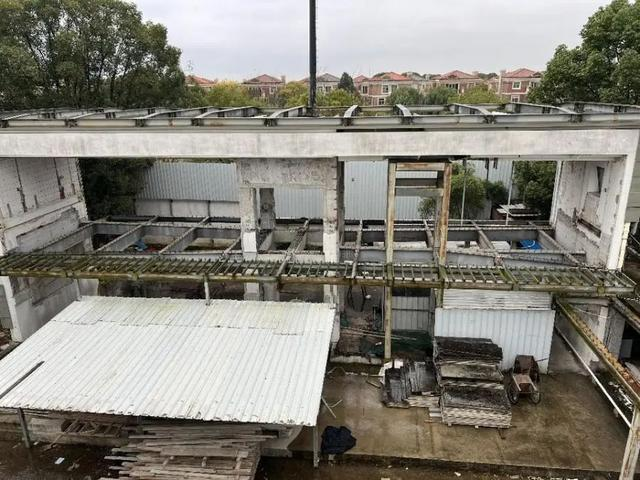 昔日上海灘大佬的豪宅,如今屋頂僅剩毛坯框架,門窗也全部缺失。(取材自每日經濟新聞)