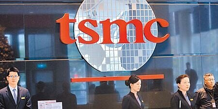 護國神山台積電8日公布2月合併營收,在AI需求持續強勁、CoWoS產能逐漸開出情況下,減緩工作天數少及消費性淡季影響,仍寫下歷年同期最佳表現。圖∕本報資料照片