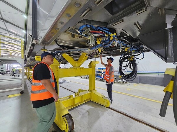 機工處監造人員車底設備安裝檢查。圖／捷運局提供