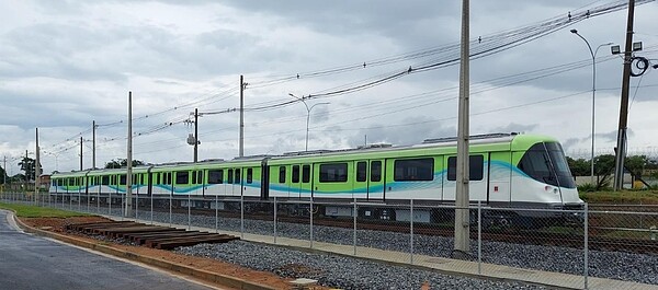 具有朝氣蓬勃外觀的萬大線首列車。圖／捷運局提供