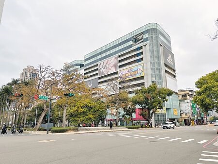 
台鐵新竹站前、首座BOT立體停車場「晶品城購物廣場」即將在3月15日結束營業，原本作為商場將整棟裝修，預計2024年底前完工。（王惠慧攝）

