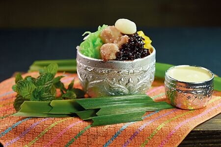 〈泰市場〉的甜品區有香甜可口的〈泰奶霜淇淋〉,以及配料豐富多樣的〈七彩摩摩喳喳〉。圖∕姚舜