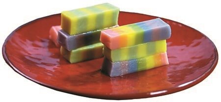 〈泰市場〉甜品區有色彩繽紛的〈彩虹娘惹糕〉。圖∕姚舜