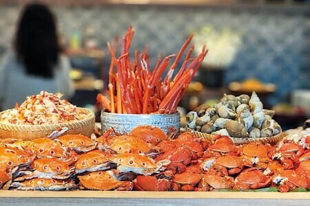 BUFFET控眼裡,金山銀山都比不上魚蝦蟹貝積如山。圖∕姚舜