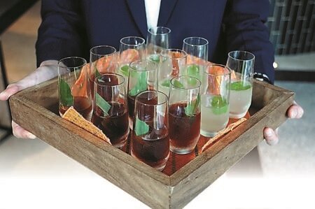 步入〈泰市場〉即有專人送上迎賓飲料,有〈薄荷青檸椰子水〉與〈香蘭蜜香紅茶〉。圖∕姚舜