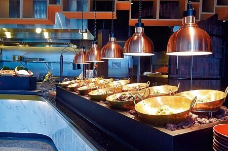 〈泰市場〉的「熱食窯烤區」有一磚砌窯烤爐,可以烤製不同的南洋風味披薩。圖∕姚舜