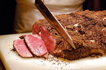 〈泰市場〉雖主攻泰式海鮮,但肉檯上仍有現點現切的〈爐烤牛排〉。圖∕姚舜