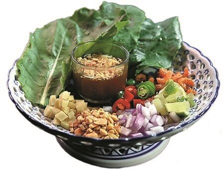 〈一口泰〉就是泰國庶民街頭小吃「蜜延勘」,是用綠葉包著檸檬角、紅蔥頭、花生碎與青、紅辣椒還有薑丁,再用魚露、蝦醬調味醬汁提味包捲入口。圖∕姚舜