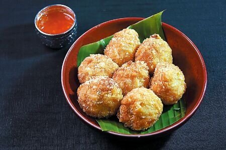 〈泰市場〉的〈金錢蝦餅〉蝦漿飽滿鼓脹,形狀像球。圖∕姚舜