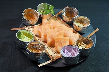 〈泰市場〉備有辣椒、腰果、薄荷葉、芥末籽醬等各種南洋辛香料,讓食客搭配燻鮭魚。圖∕姚舜