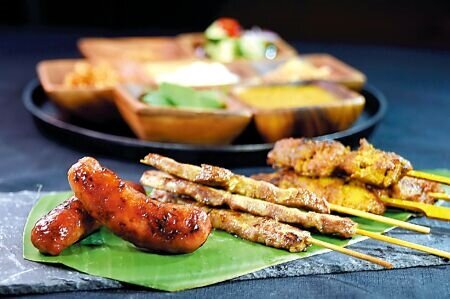 〈泰市場〉的鐵板炭烤區有會噴汁的〈燒烤泰式香腸〉,以及〈瑪莎曼羊肉串〉與〈沙嗲雞肉串〉圖∕姚舜