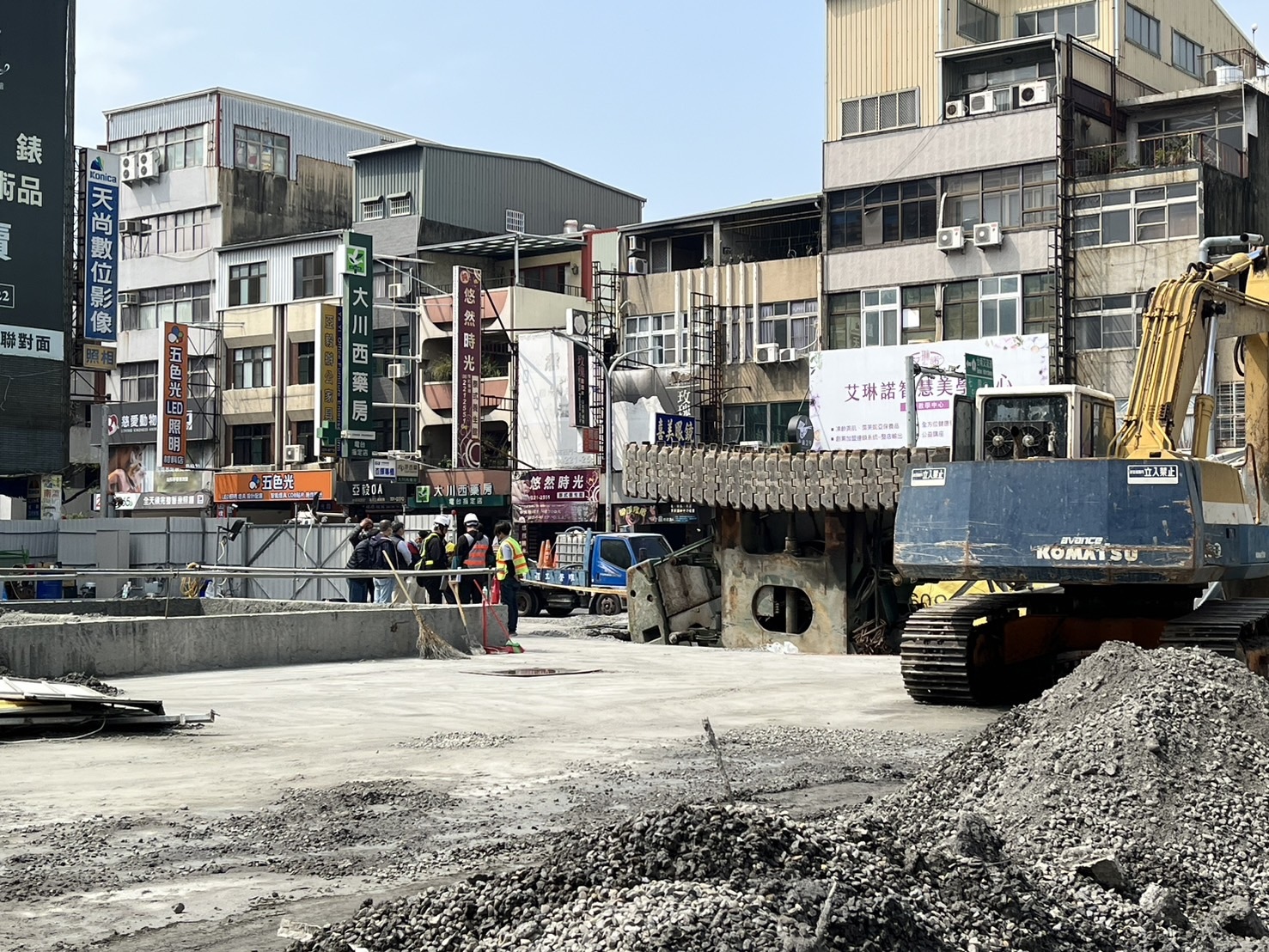 皇龍建設在台南中西區五妃街、西門路口施工造成道路塌陷，目前已填平恢復道路通行。記者吳淑玲／攝影 