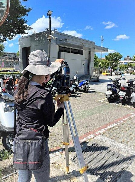 新北市地政局從統計資料發現,加入測量工作的女性逐漸增加,使這份職業的性別因素逐漸消失。圖/新北市地政局提供