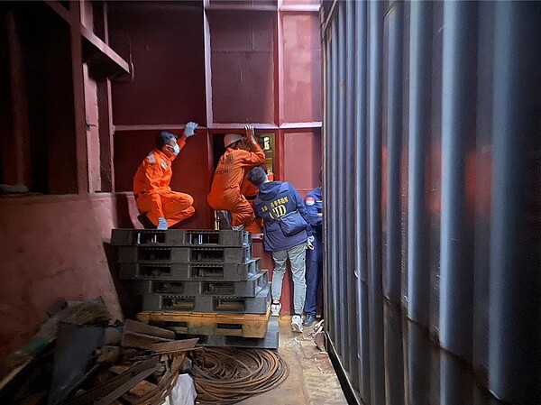 去年12月多哥籍「順風號」雜貨船夾藏97萬包私菸,在高雄外海佯裝故障,故意以「修船」名義申請入港。圖/高雄地檢署提供