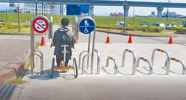 新北市河濱公園目前設置130多座P型車阻，高灘處表示，一般輪椅（含電動輪椅）及手搖車皆可通行無礙，但為減少車阻對行人、自行車族、身障朋友的不便，新北迄今已取消9處車阻路口改以科技執法，今年預計分階段再取消6處車阻。圖／新北市高灘處提供
