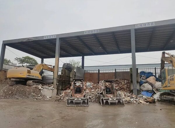 新北市目前25家棧場業者提出合法化申請,已通過9家貯存場及2家處理廠。圖/新北市環保局提供