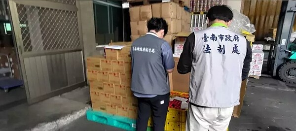 台南市衛生局日前接獲高雄市通報，針對慈光食品、典佑商行購買佳廣之辣椒粉原料，遭檢出含蘇丹色素，衛生局昨前往慈光食品調查相關產品，同時要求業者下架回收已售出產品。圖／南市衛生局提供

