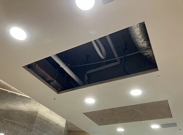 台北市立第二殯儀館新大樓3樓禮廳，今天發生新禮廳天花板掉落。圖／北市殯葬處提供
