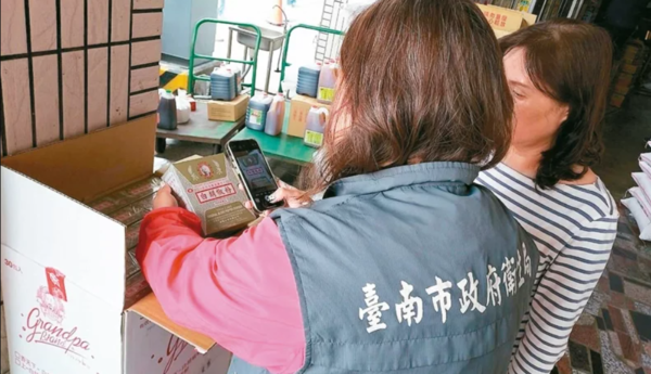 蘇丹紅食安風暴擴大，台南市衛生局追查兩家食品原料行進貨的白胡椒粉含蘇丹紅，要求業者下架問題產品。圖／南市衛生局提供