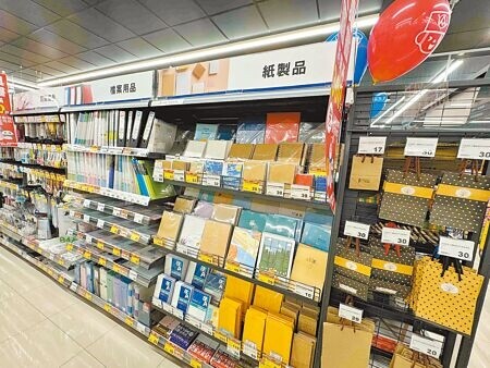 全聯高雄前鎮廣東三店緊鄰學校，特設置文具用品區，符合在地需求。（古明弘攝）