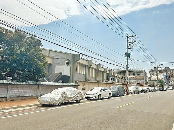 桃園市中壢區復華街上免收費停車格遭車輛長期占用，造成其他民眾無法停放，交通局表示，將連同內壢其他路段共260格停車位，自5月1日起改成收費車格。圖／市議員吳嘉和提供
