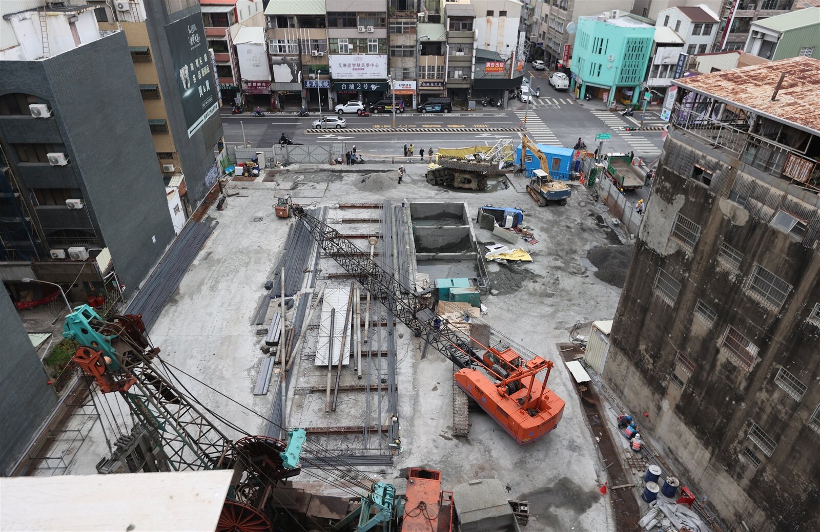 皇龍建設在台南市五妃街的建案基地,全吊車因拖吊小貨車而翻覆陷落坑中。記者劉學聖/攝影