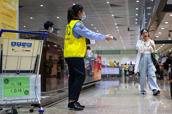 疾管署在桃園國際機場等4個據點,分送新冠家用快篩試劑,入出境旅客均可每人自由領取一盒,發放將延長至3月底。本報資料照片