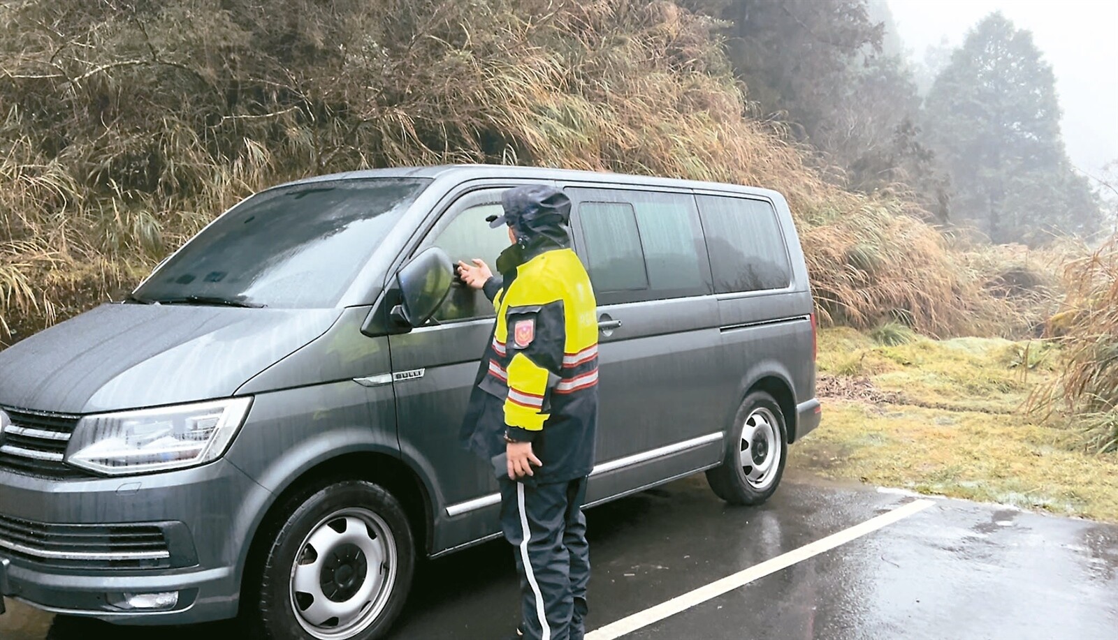 考量遊客安全、環境等因素，太平山國家森林遊樂區禁止遊客車宿，但開罰無法源依據，工作人員與警方只能勸離。記者林佳彣／攝影 